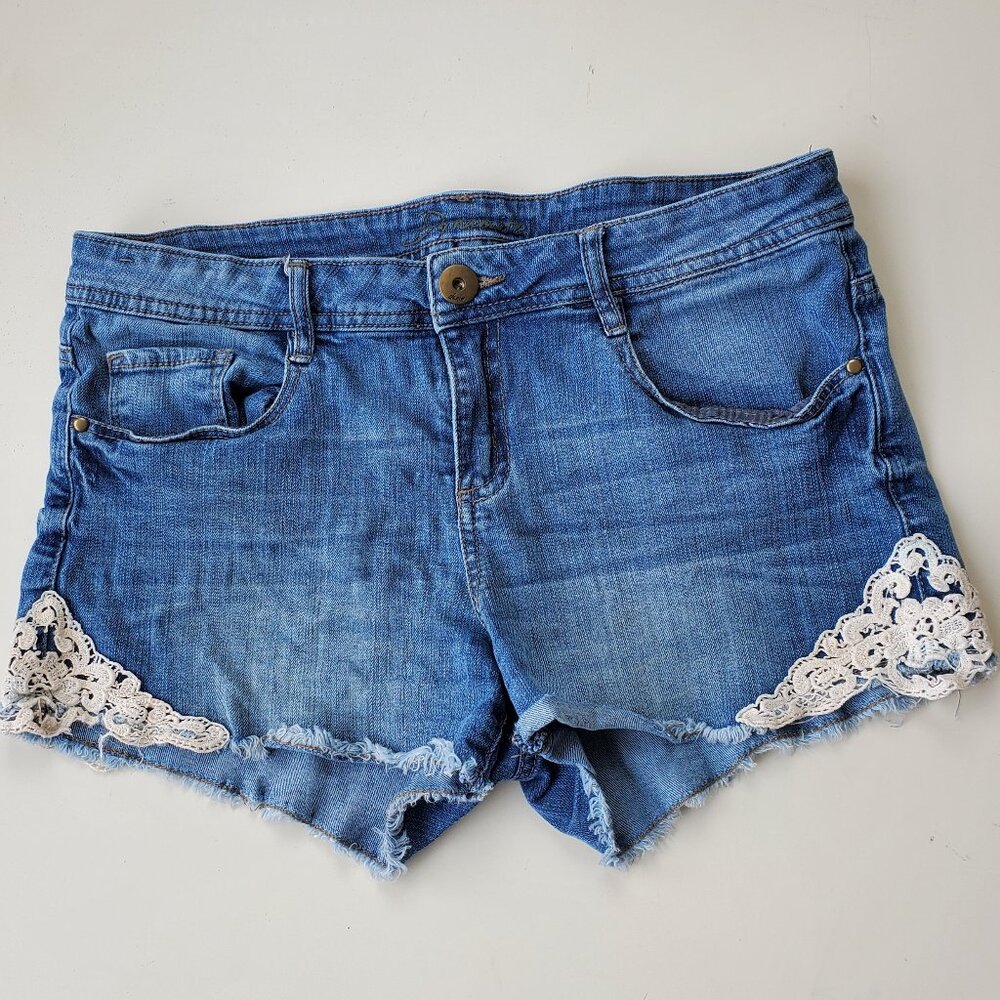 Jean shorts with lace trim